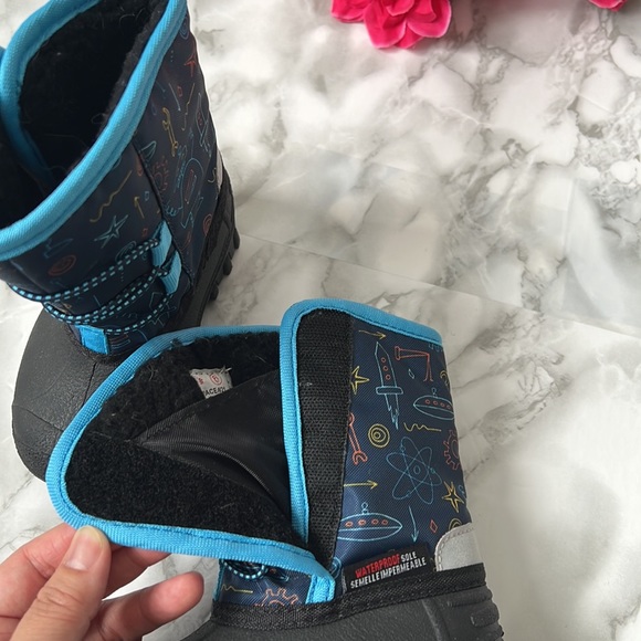 Brand New Winterboots - Waterproof - Blue & Black Robot design - Size 6 Toddler - Picture 4 of 5